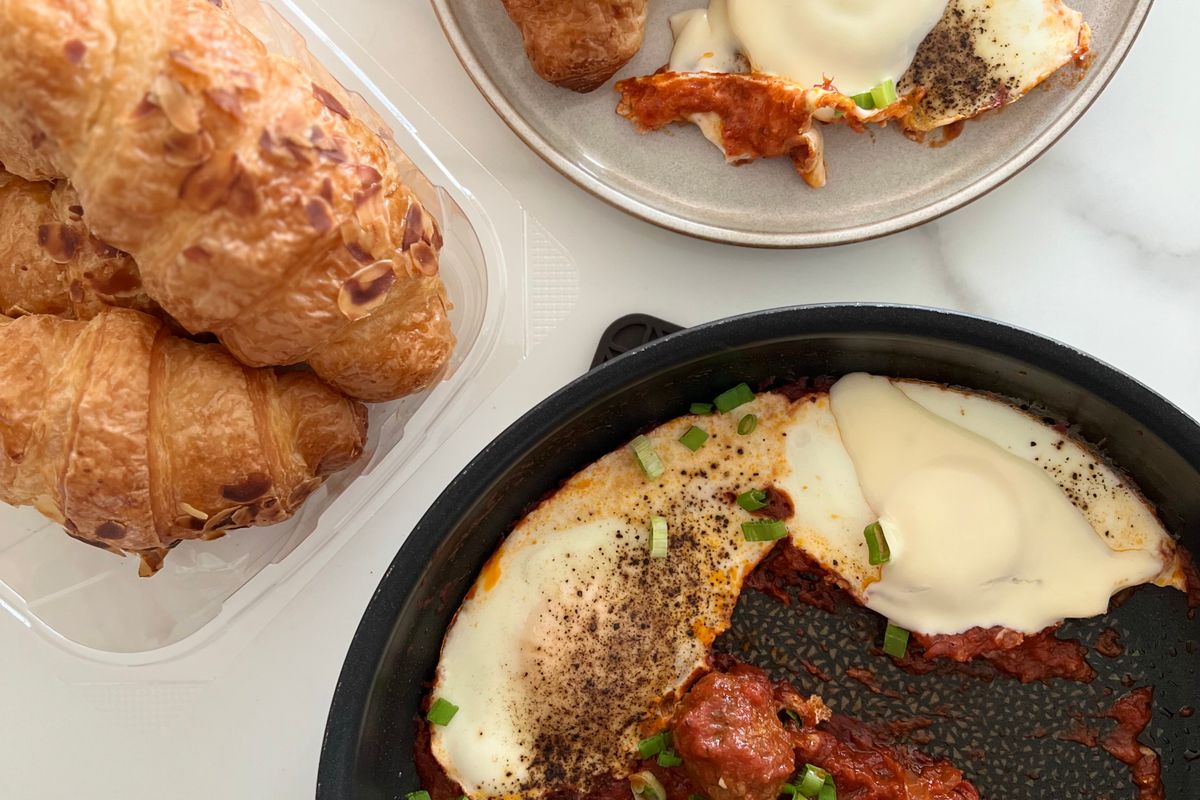 Air fryer baked eggs