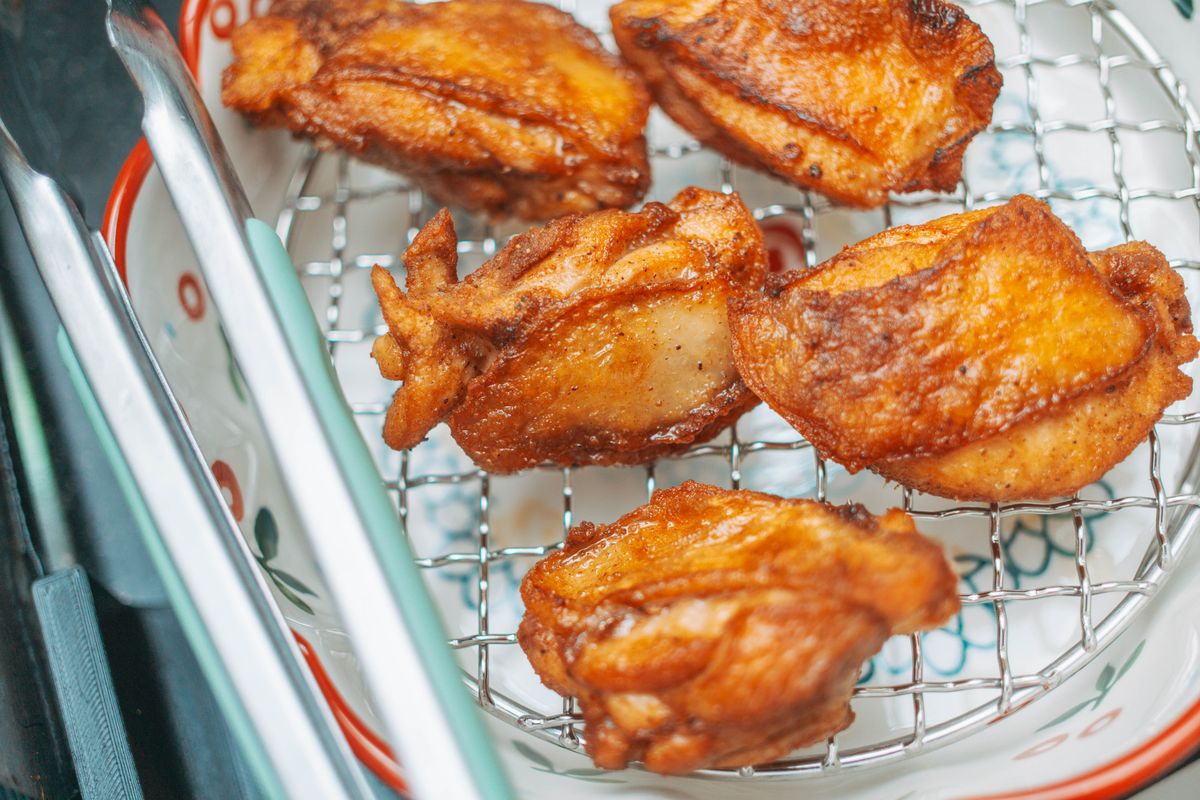 Crispy air fryer chicken thighs